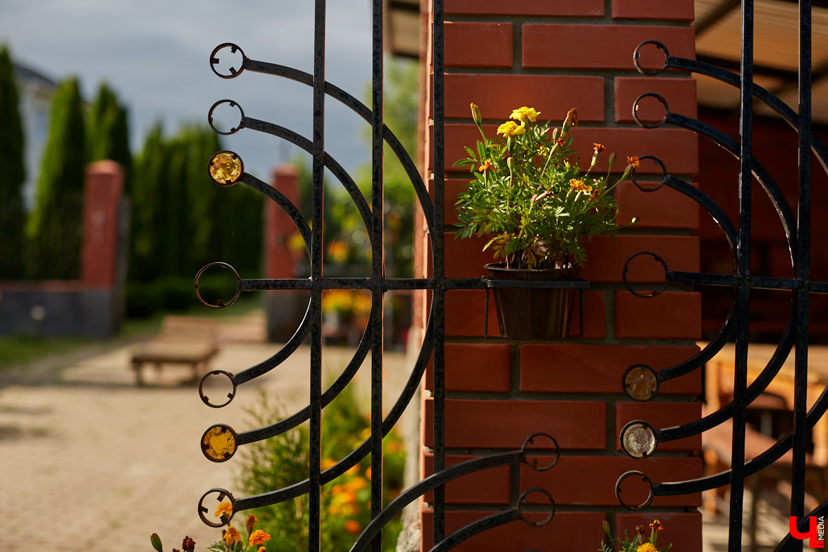 Не так давно «Ключ-Медиа» рассказывал о первом частном доме во Владимирской области, особняке галеристов Лобовых в Юрьевце. Авторские инсталляции членов семьи, диковинные заморские сувениры и созданные знакомыми художниками работы украшают его внутренности, а давно забытый огород представляет собой творческий сад. Куда ни посмотри - разномастные металлические силуэты, причем некоторые из них имеют прикладной характер.