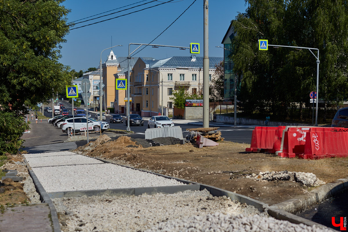 Во Владимире идет дорожный ремонт на нескольких улицах. Строят как новые участки, так и ремонтируют старые. Как проходит процесс и успевают ли рабочие в срок?