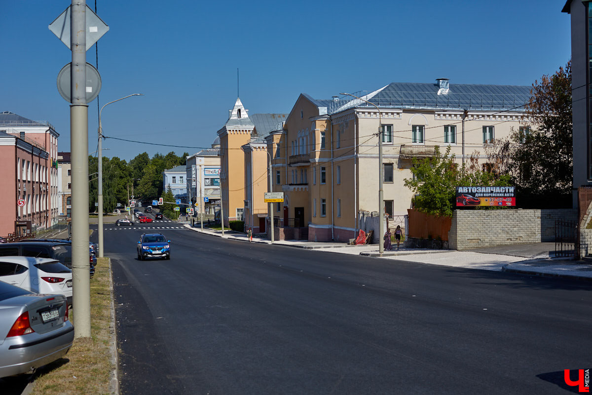 Во Владимире идет дорожный ремонт на нескольких улицах. Строят как новые участки, так и ремонтируют старые. Как проходит процесс и успевают ли рабочие в срок?
