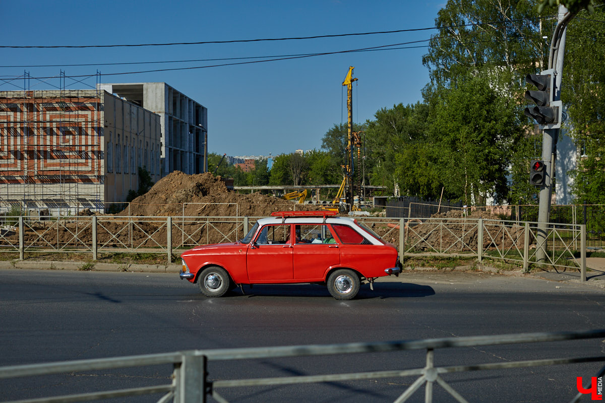 Во Владимире идет дорожный ремонт на нескольких улицах. Строят как новые участки, так и ремонтируют старые. Как проходит процесс и успевают ли рабочие в срок?