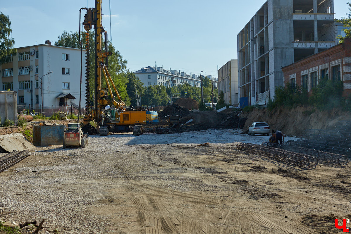 Во Владимире идет дорожный ремонт на нескольких улицах. Строят как новые участки, так и ремонтируют старые. Как проходит процесс и успевают ли рабочие в срок?