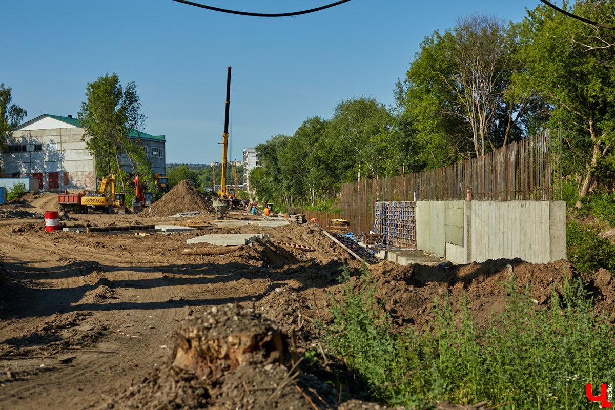 Во Владимире идет дорожный ремонт на нескольких улицах. Строят как новые участки, так и ремонтируют старые. Как проходит процесс и успевают ли рабочие в срок?