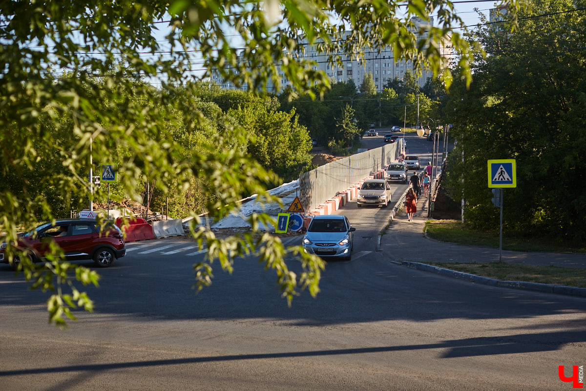 Во Владимире идет дорожный ремонт на нескольких улицах. Строят как новые участки, так и ремонтируют старые. Как проходит процесс и успевают ли рабочие в срок?