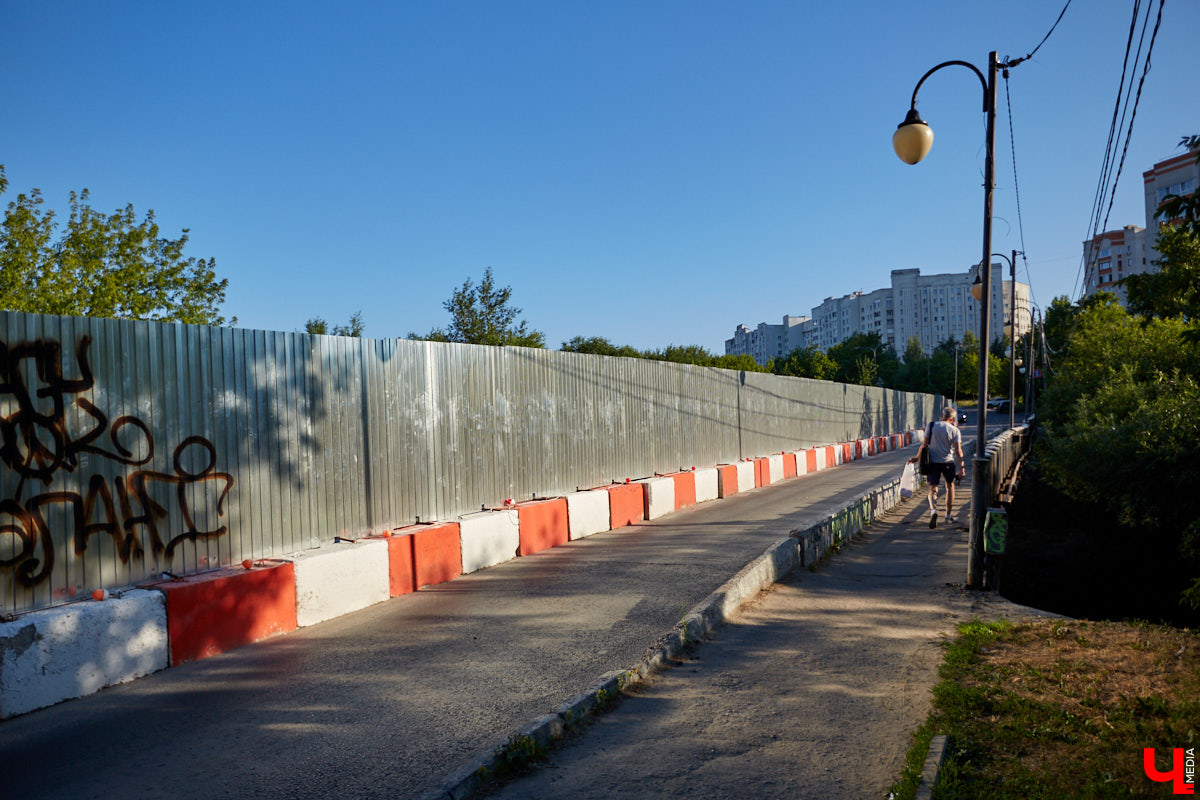 Во Владимире идет дорожный ремонт на нескольких улицах. Строят как новые участки, так и ремонтируют старые. Как проходит процесс и успевают ли рабочие в срок?