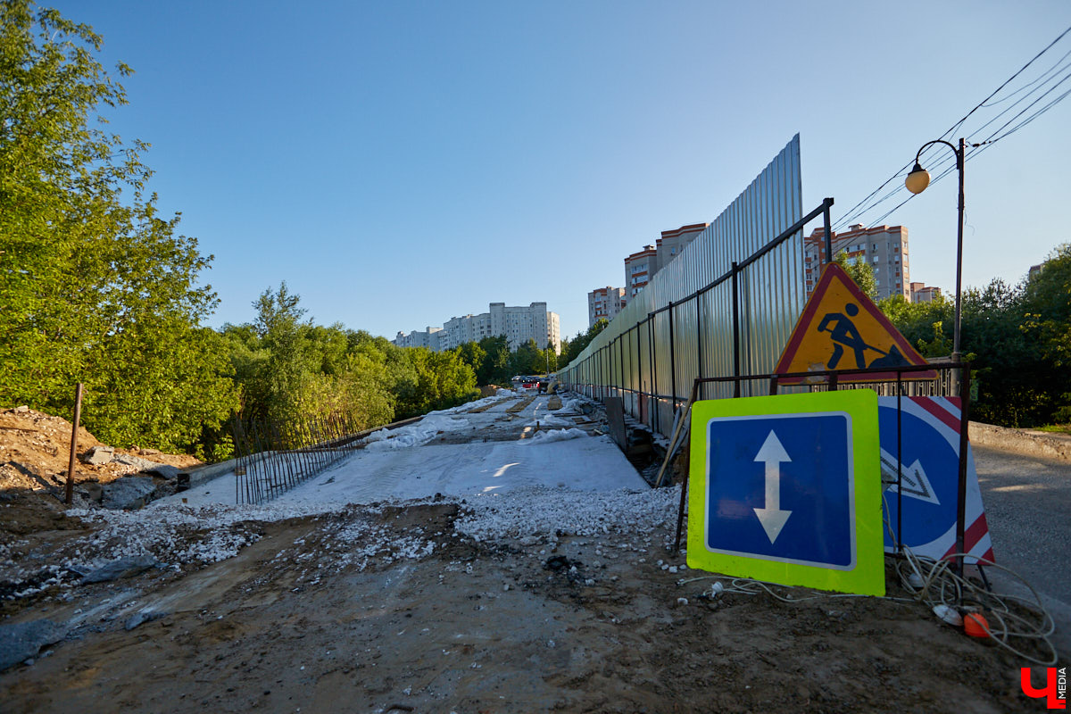 Во Владимире идет дорожный ремонт на нескольких улицах. Строят как новые участки, так и ремонтируют старые. Как проходит процесс и успевают ли рабочие в срок?