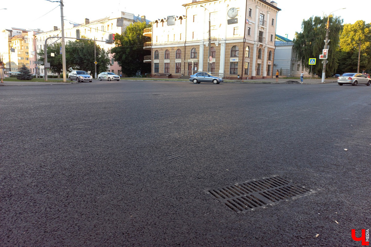 Во Владимире идет дорожный ремонт на нескольких улицах. Строят как новые участки, так и ремонтируют старые. Как проходит процесс и успевают ли рабочие в срок?