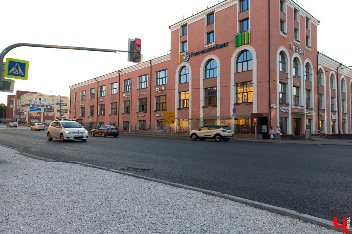 Во Владимире идет дорожный ремонт на нескольких улицах. Строят как новые участки, так и ремонтируют старые. Как проходит процесс и успевают ли рабочие в срок?