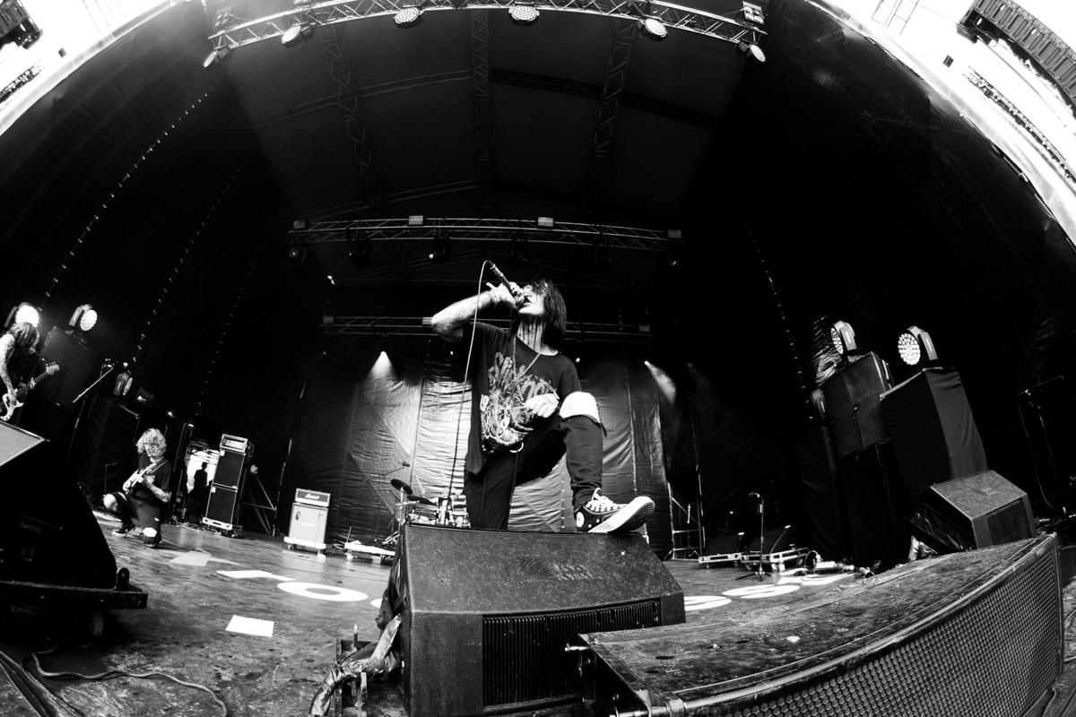 Владимирский экстрим-драммер Александр Сорокин, также известный сольным проектом crypt, присоединился к украинским эмо-панкам 20TOKENS и взорвал на липецком «FOX ROCK FEST». Будет ли продолжение у сольного проекта? Как продвигаются фрешмены? Ответы в тексте.