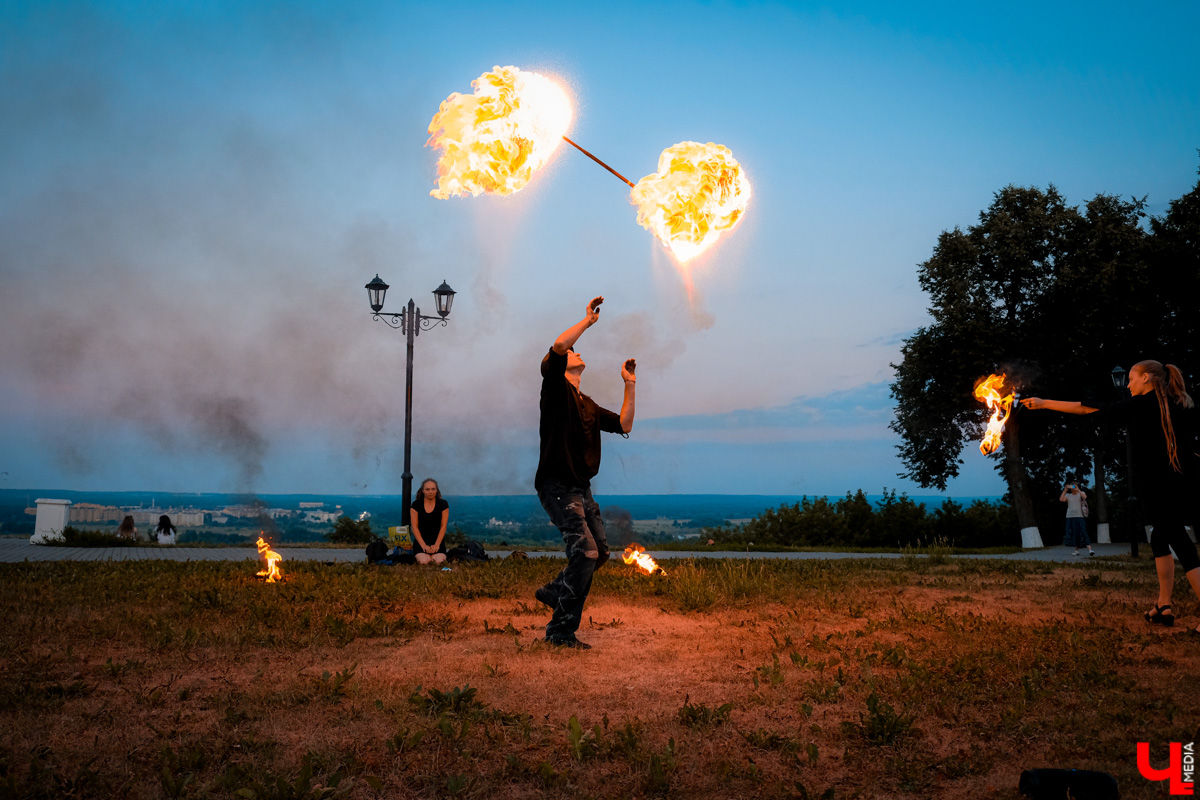Поклонницы самой популярной в мире корейской группы организовали в парке Пушкина фаер-шоу под песни BTS в честь дня рождения фан-дома.