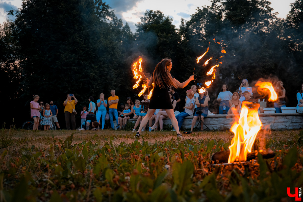 Поклонницы самой популярной в мире корейской группы организовали в парке Пушкина фаер-шоу под песни BTS в честь дня рождения фан-дома.