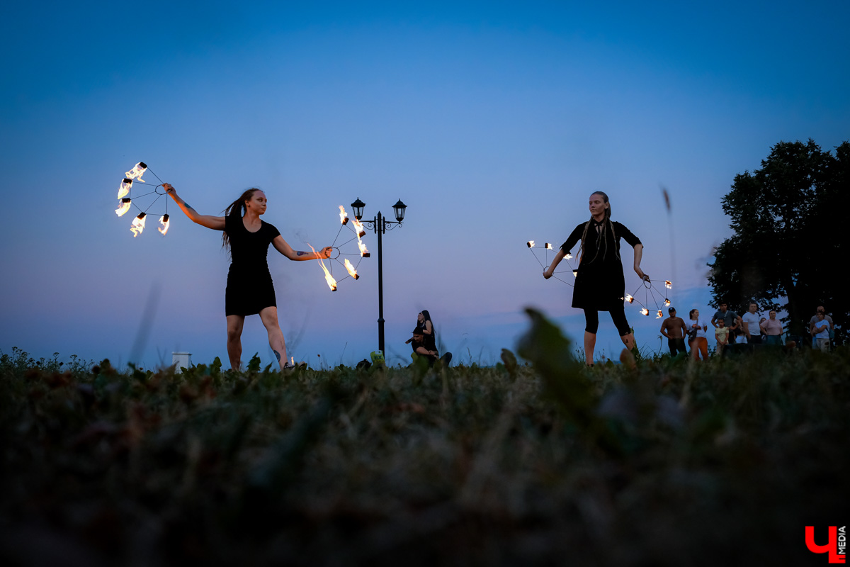 Поклонницы самой популярной в мире корейской группы организовали в парке Пушкина фаер-шоу под песни BTS в честь дня рождения фан-дома.