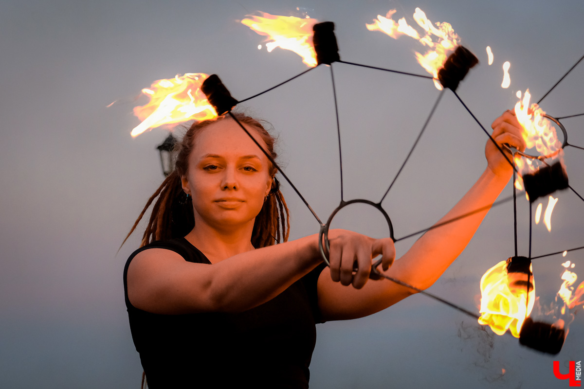 Поклонницы самой популярной в мире корейской группы организовали в парке Пушкина фаер-шоу под песни BTS в честь дня рождения фан-дома.