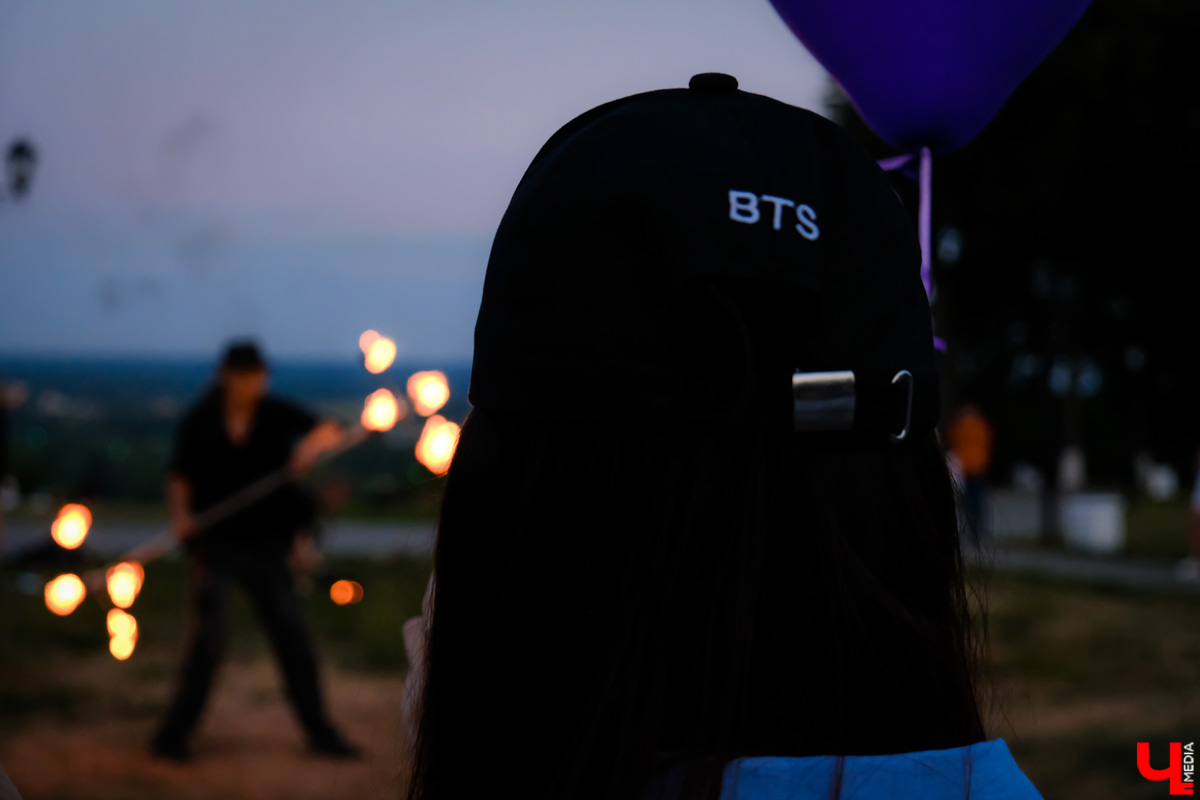 Поклонницы самой популярной в мире корейской группы организовали в парке Пушкина фаер-шоу под песни BTS в честь дня рождения фан-дома.