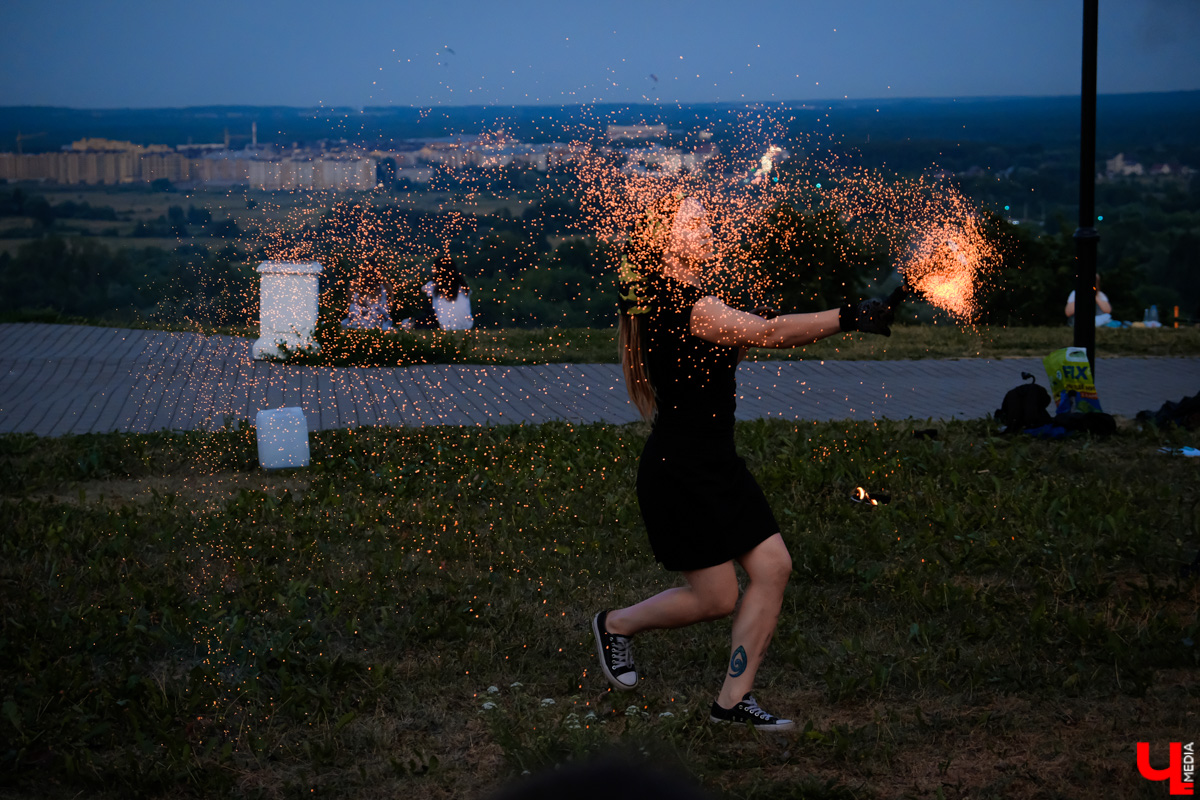 Поклонницы самой популярной в мире корейской группы организовали в парке Пушкина фаер-шоу под песни BTS в честь дня рождения фан-дома.