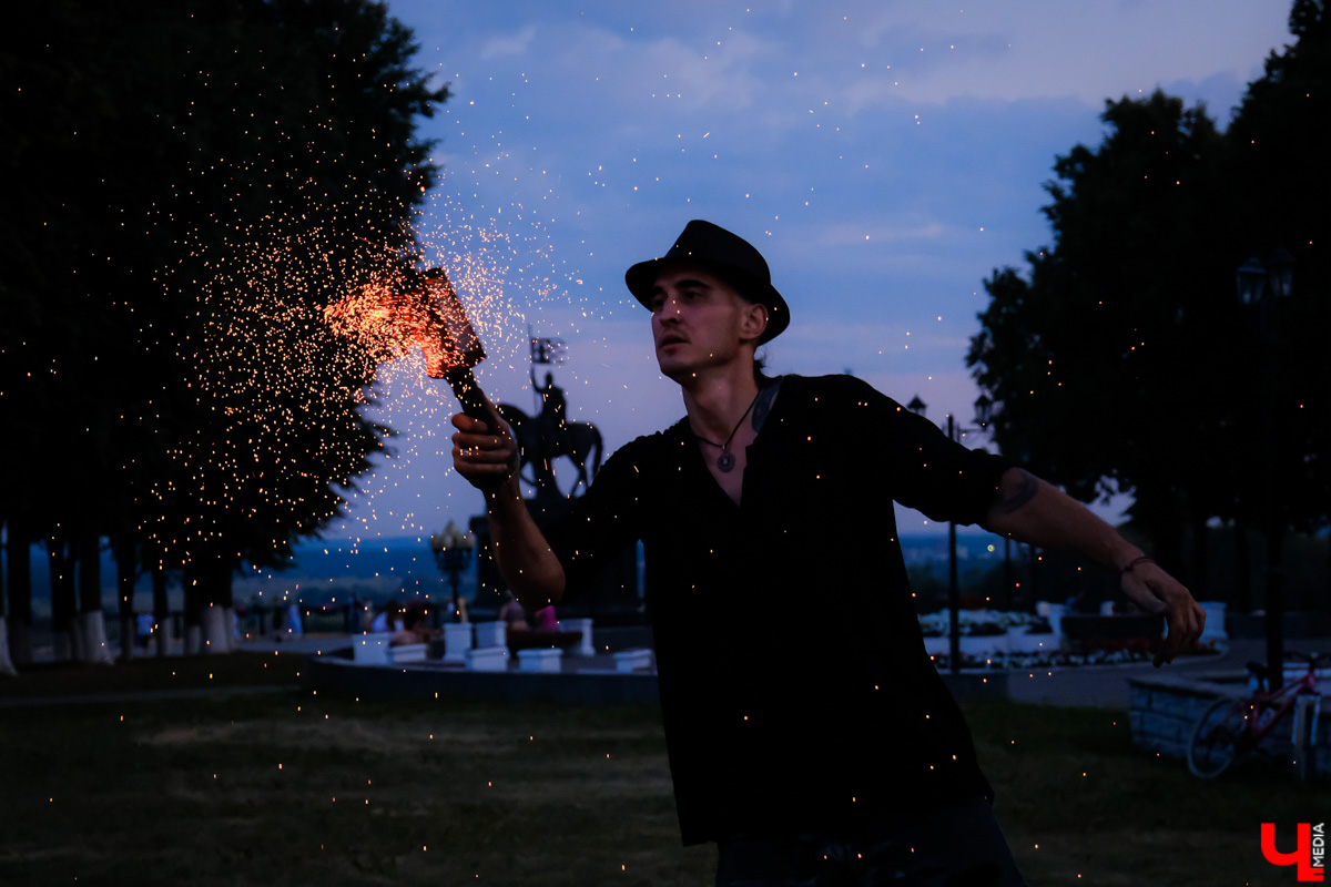 Поклонницы самой популярной в мире корейской группы организовали в парке Пушкина фаер-шоу под песни BTS в честь дня рождения фан-дома.