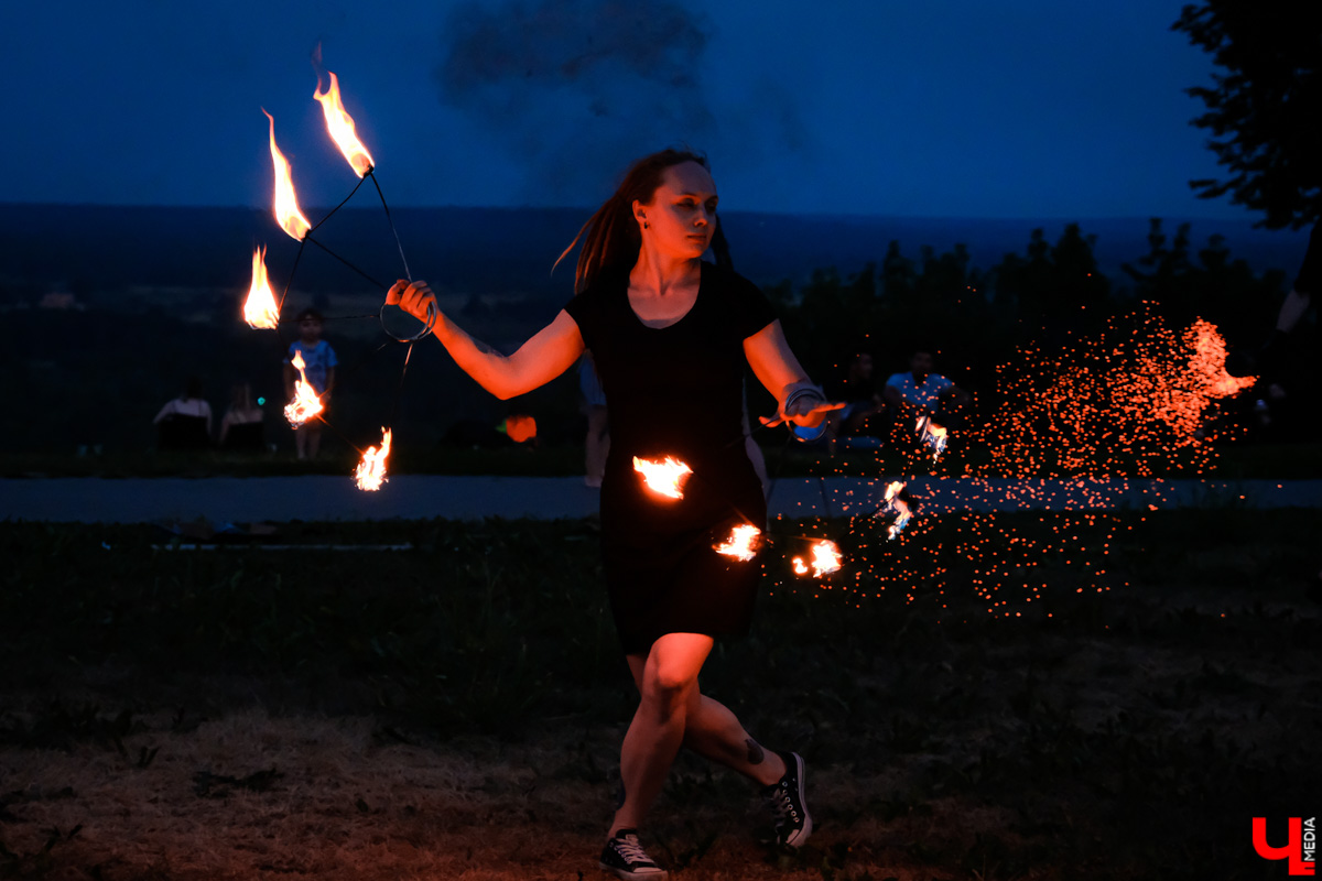 Поклонницы самой популярной в мире корейской группы организовали в парке Пушкина фаер-шоу под песни BTS в честь дня рождения фан-дома.