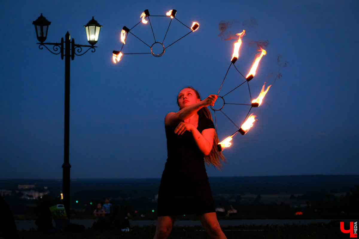 Поклонницы самой популярной в мире корейской группы организовали в парке Пушкина фаер-шоу под песни BTS в честь дня рождения фан-дома.
