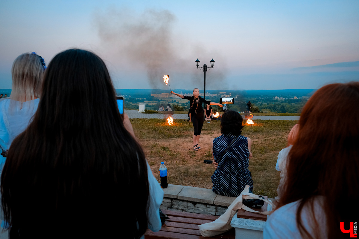 Поклонницы самой популярной в мире корейской группы организовали в парке Пушкина фаер-шоу под песни BTS в честь дня рождения фан-дома.