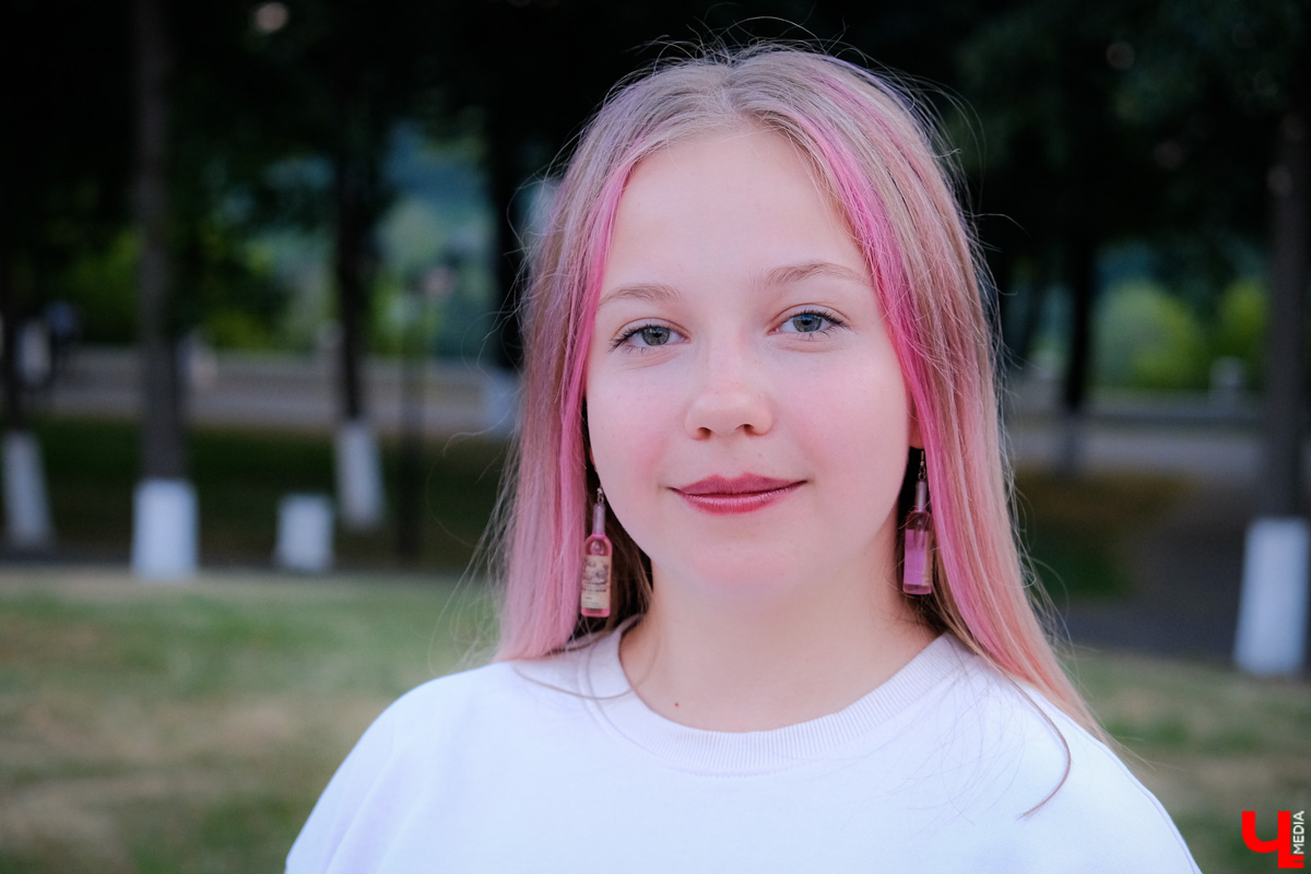 Поклонницы самой популярной в мире корейской группы организовали в парке Пушкина фаер-шоу под песни BTS в честь дня рождения фан-дома.