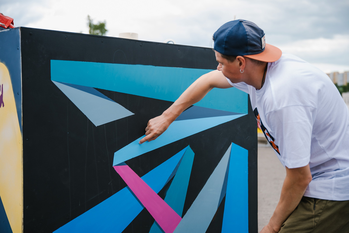 Взгляд изнутри: московский участник владимирского фестиваля уличного искусства, который открылся в прошлые выходные, поделился своим мнением о масштабном ивенте и рассказал «Ключ-Медиа» о своих витражных портретах Дорна, Земфиры и Монеточки.