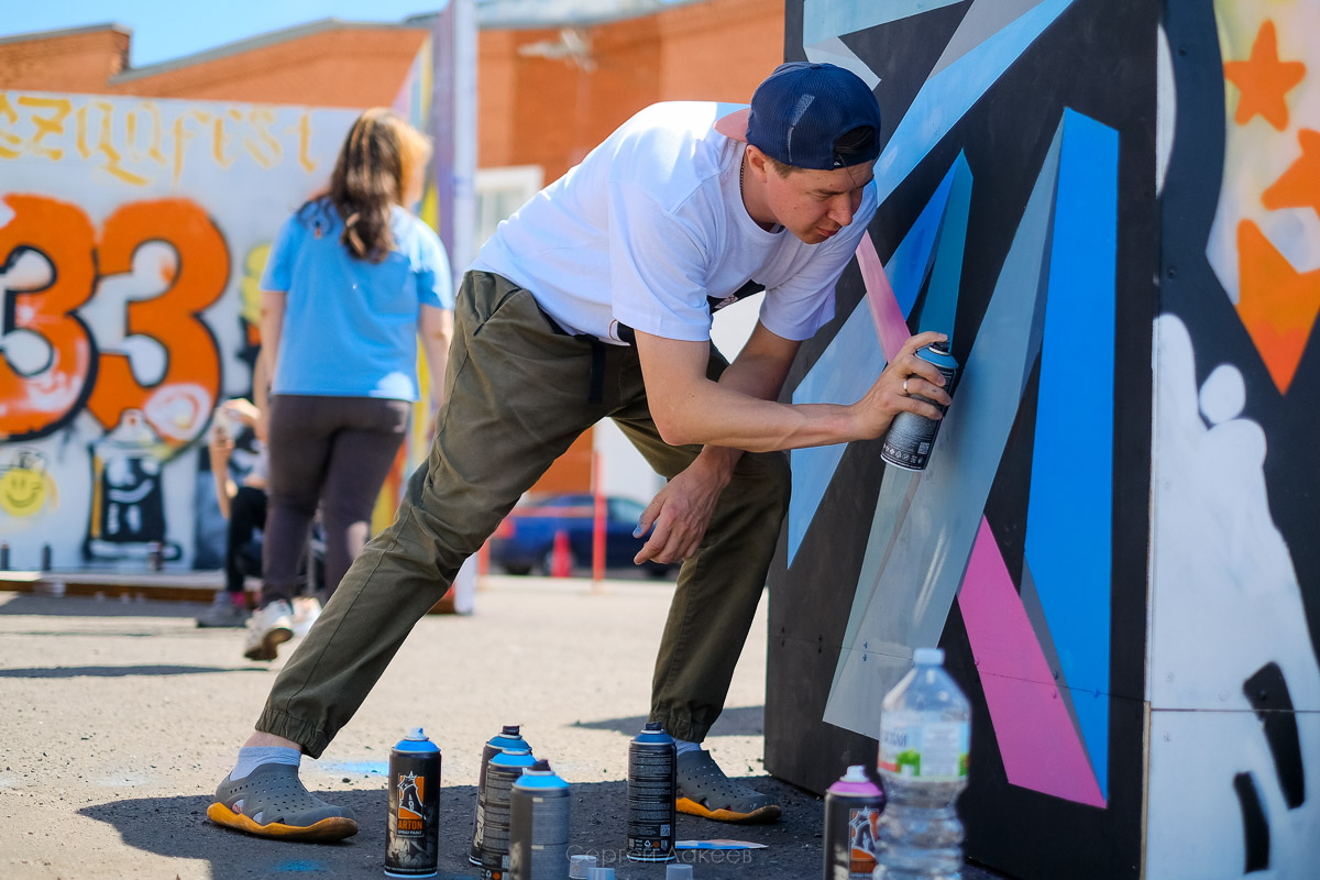 Взгляд изнутри: московский участник владимирского фестиваля уличного искусства, который открылся в прошлые выходные, поделился своим мнением о масштабном ивенте и рассказал «Ключ-Медиа» о своих витражных портретах Дорна, Земфиры и Монеточки.