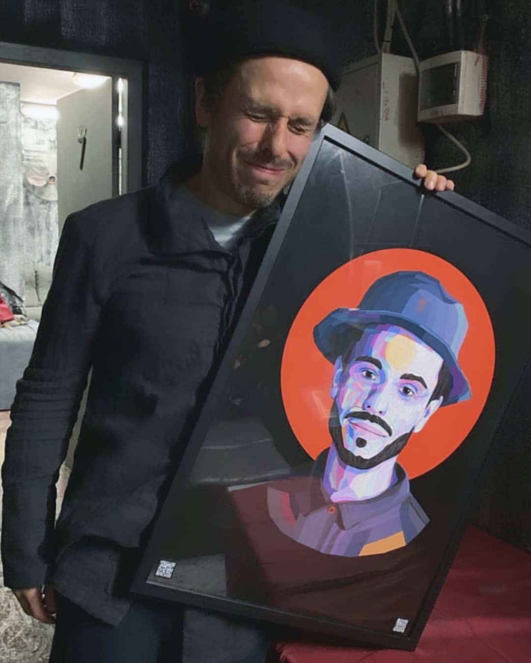 Взгляд изнутри: московский участник владимирского фестиваля уличного искусства, который открылся в прошлые выходные, поделился своим мнением о масштабном ивенте и рассказал «Ключ-Медиа» о своих витражных портретах Дорна, Земфиры и Монеточки.