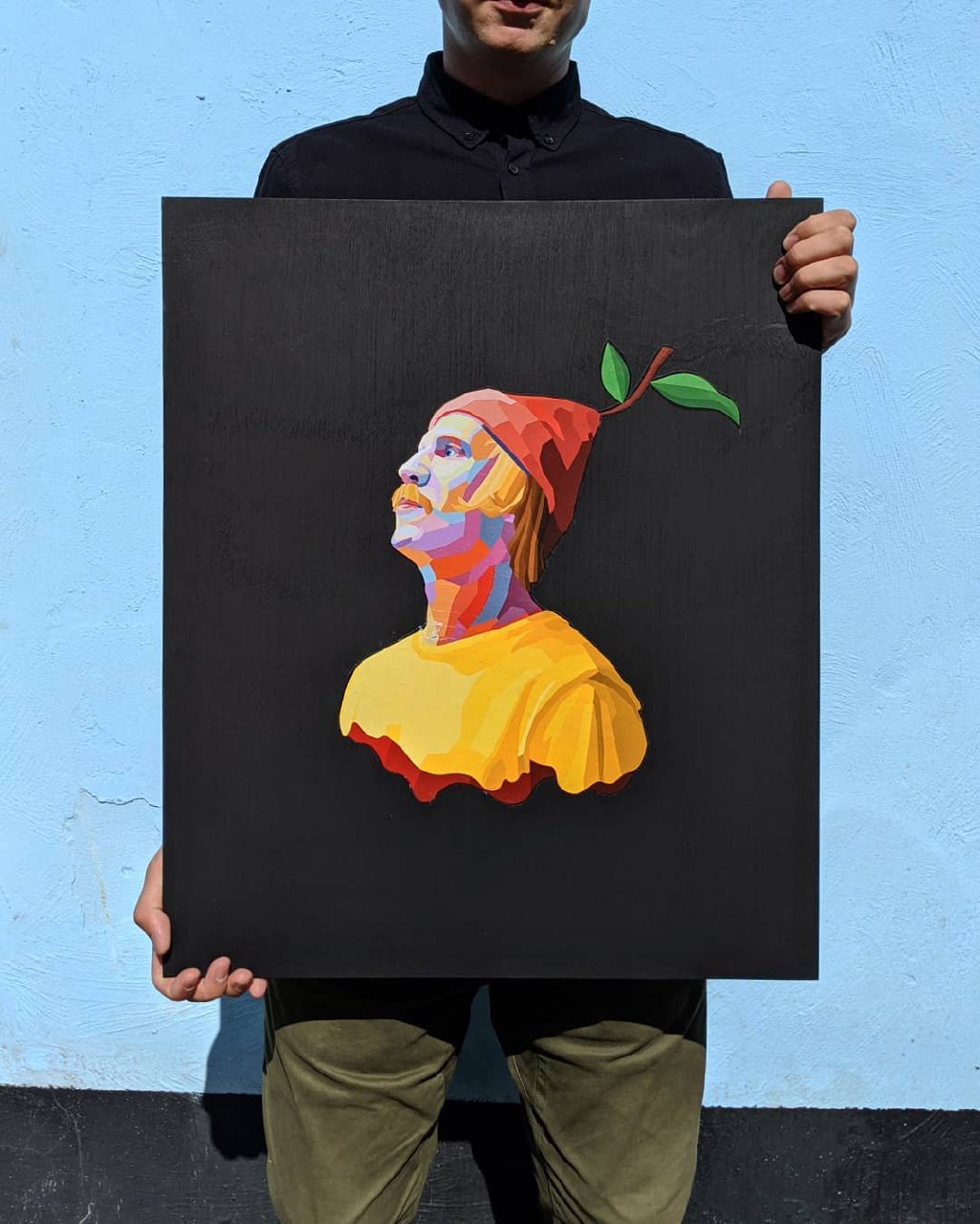 Взгляд изнутри: московский участник владимирского фестиваля уличного искусства, который открылся в прошлые выходные, поделился своим мнением о масштабном ивенте и рассказал «Ключ-Медиа» о своих витражных портретах Дорна, Земфиры и Монеточки.