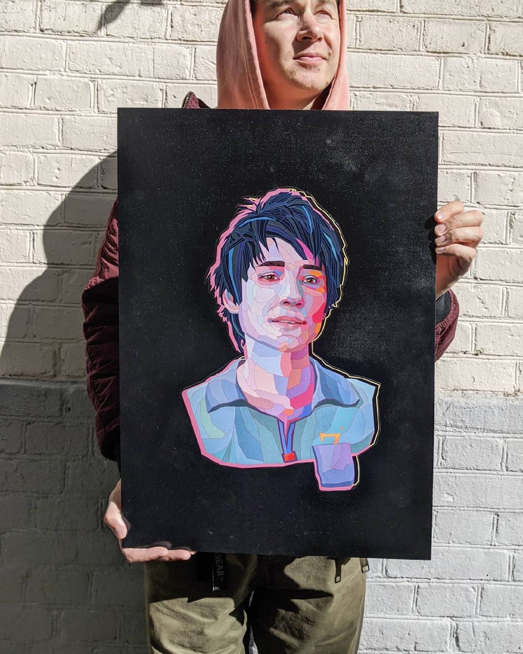 Взгляд изнутри: московский участник владимирского фестиваля уличного искусства, который открылся в прошлые выходные, поделился своим мнением о масштабном ивенте и рассказал «Ключ-Медиа» о своих витражных портретах Дорна, Земфиры и Монеточки.