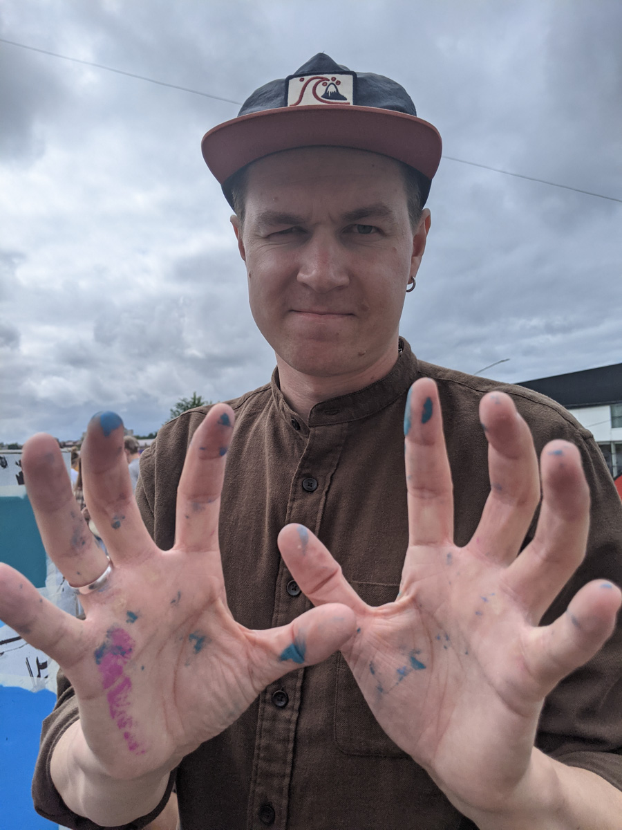 Взгляд изнутри: московский участник владимирского фестиваля уличного искусства, который открылся в прошлые выходные, поделился своим мнением о масштабном ивенте и рассказал «Ключ-Медиа» о своих витражных портретах Дорна, Земфиры и Монеточки.