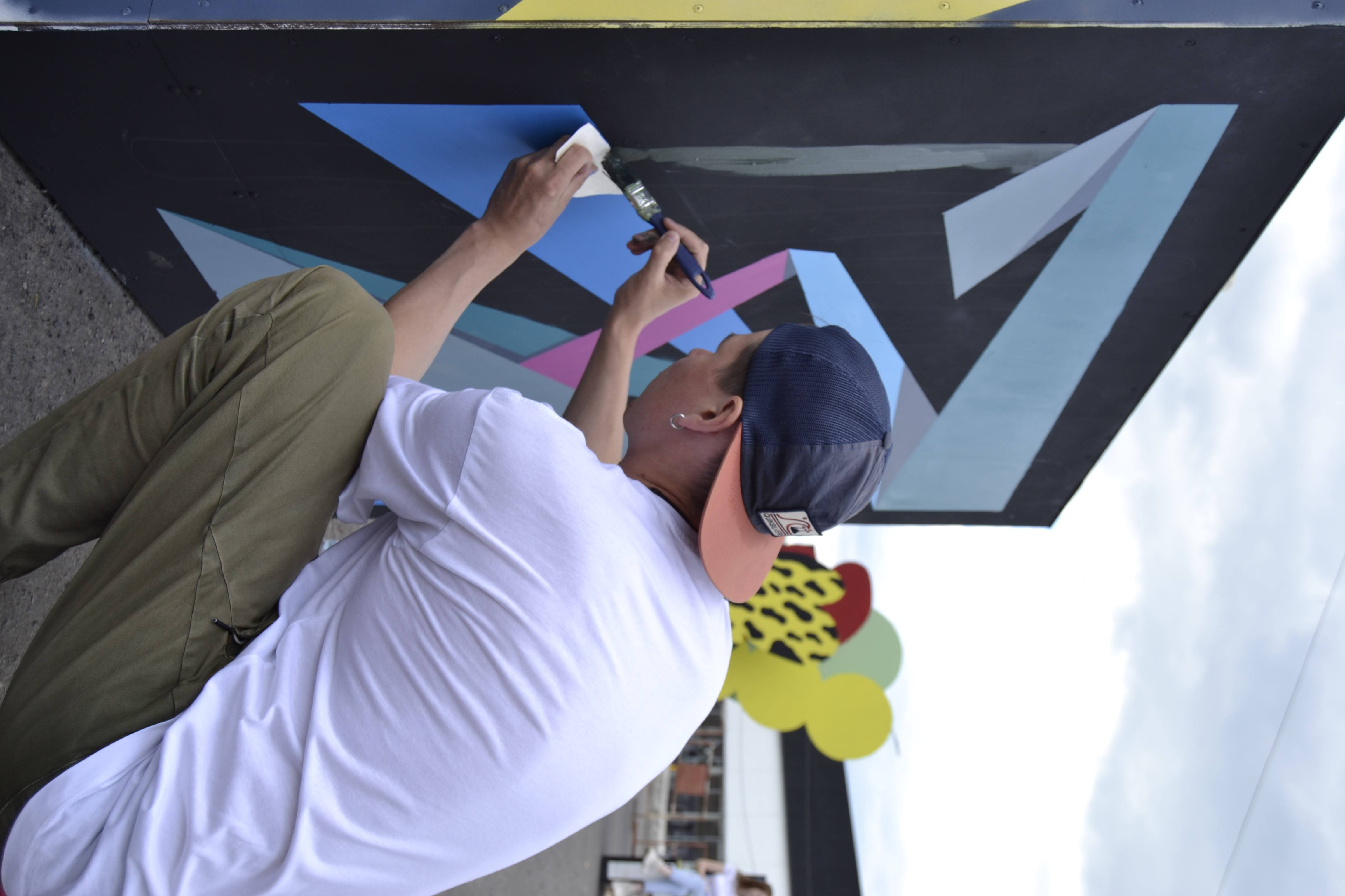 Взгляд изнутри: московский участник владимирского фестиваля уличного искусства, который открылся в прошлые выходные, поделился своим мнением о масштабном ивенте и рассказал «Ключ-Медиа» о своих витражных портретах Дорна, Земфиры и Монеточки.