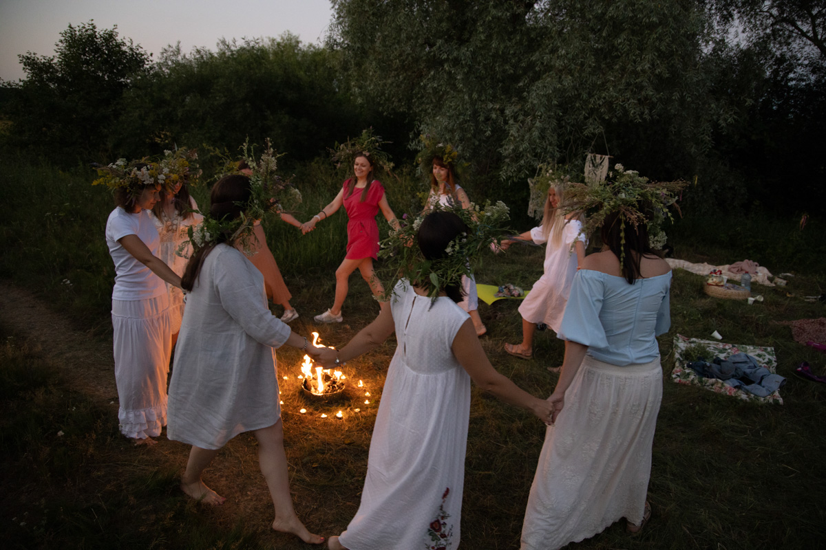 Как представительницам слабого пола вернуться в ресурсное состояние? Вспомнить о своей природе. И особый, женский круг, может в этом помочь.