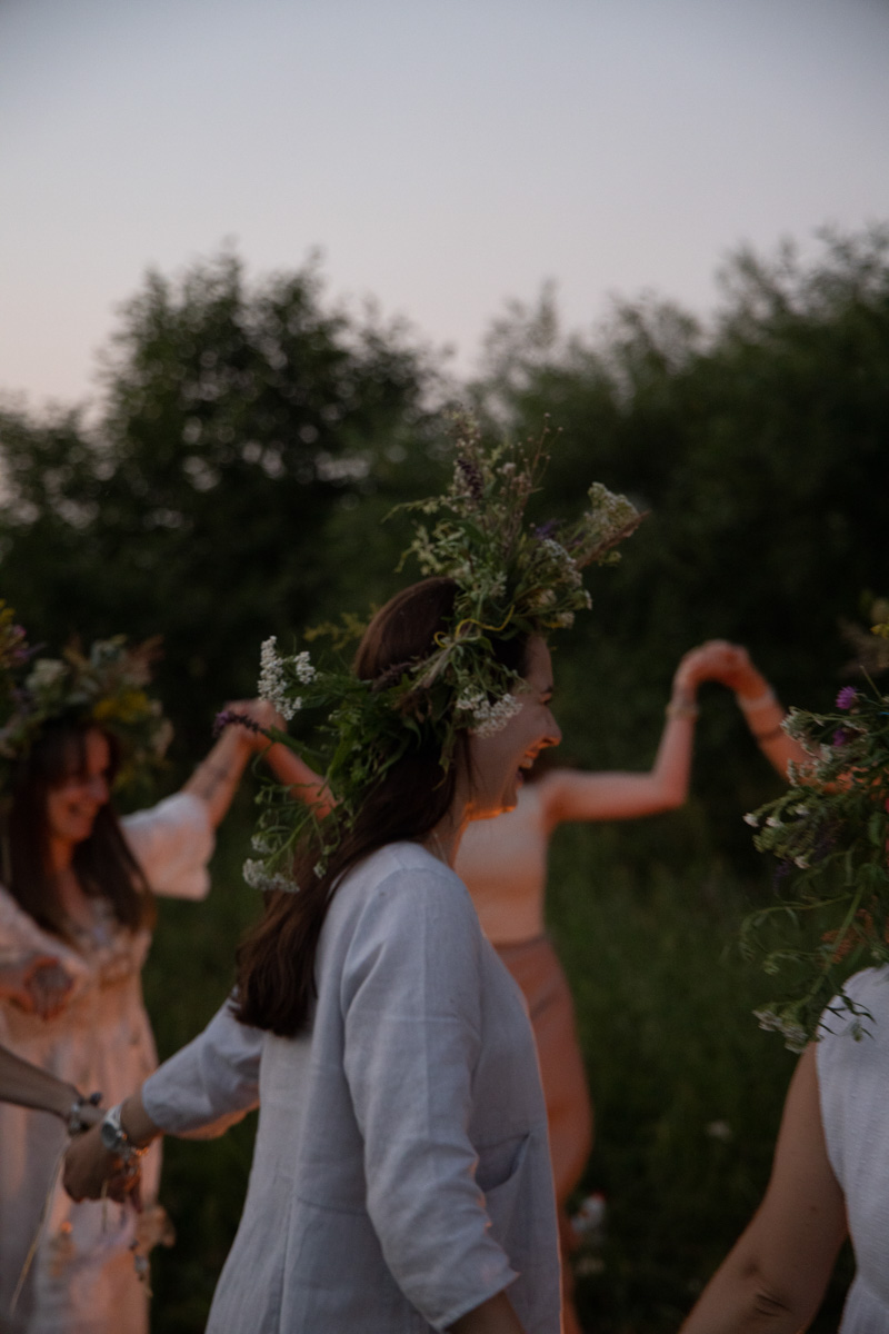 Как представительницам слабого пола вернуться в ресурсное состояние? Вспомнить о своей природе. И особый, женский круг, может в этом помочь.