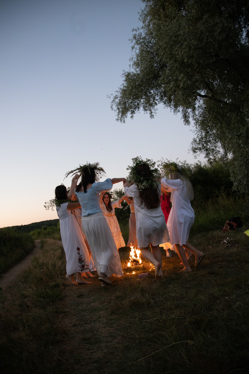 Как представительницам слабого пола вернуться в ресурсное состояние? Вспомнить о своей природе. И особый, женский круг, может в этом помочь.