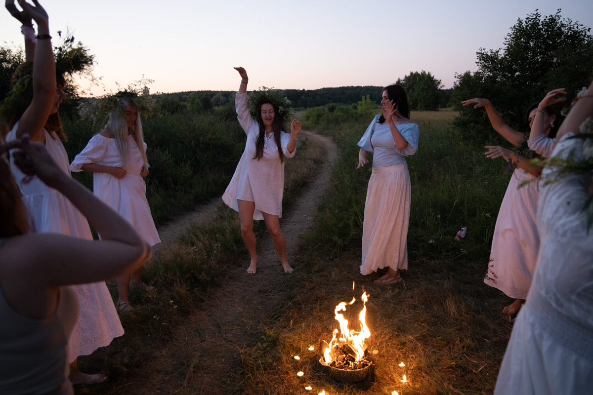 Как представительницам слабого пола вернуться в ресурсное состояние? Вспомнить о своей природе. И особый, женский круг, может в этом помочь.