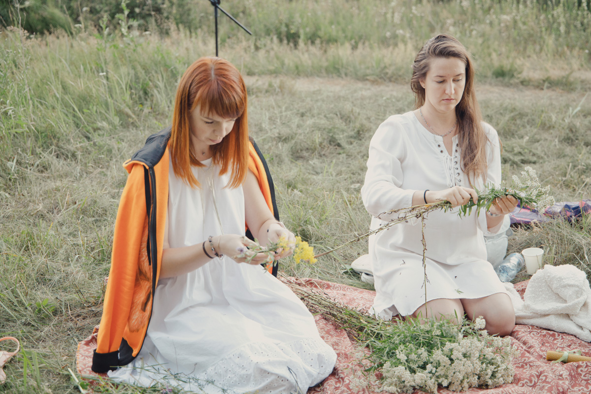 Как представительницам слабого пола вернуться в ресурсное состояние? Вспомнить о своей природе. И особый, женский круг, может в этом помочь.