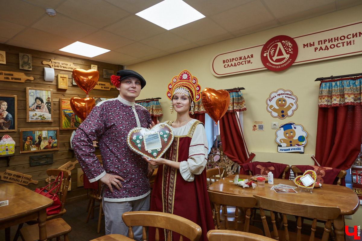 В честь Дня семьи, любви и верности «Дом пряника» запустил новый мастер-класс по росписи лицитарского сердца. Его оценят как дети, так и взрослые. «Ключ-Медиа» убедился в этом лично, создав традиционный хорватский пряник своими руками.