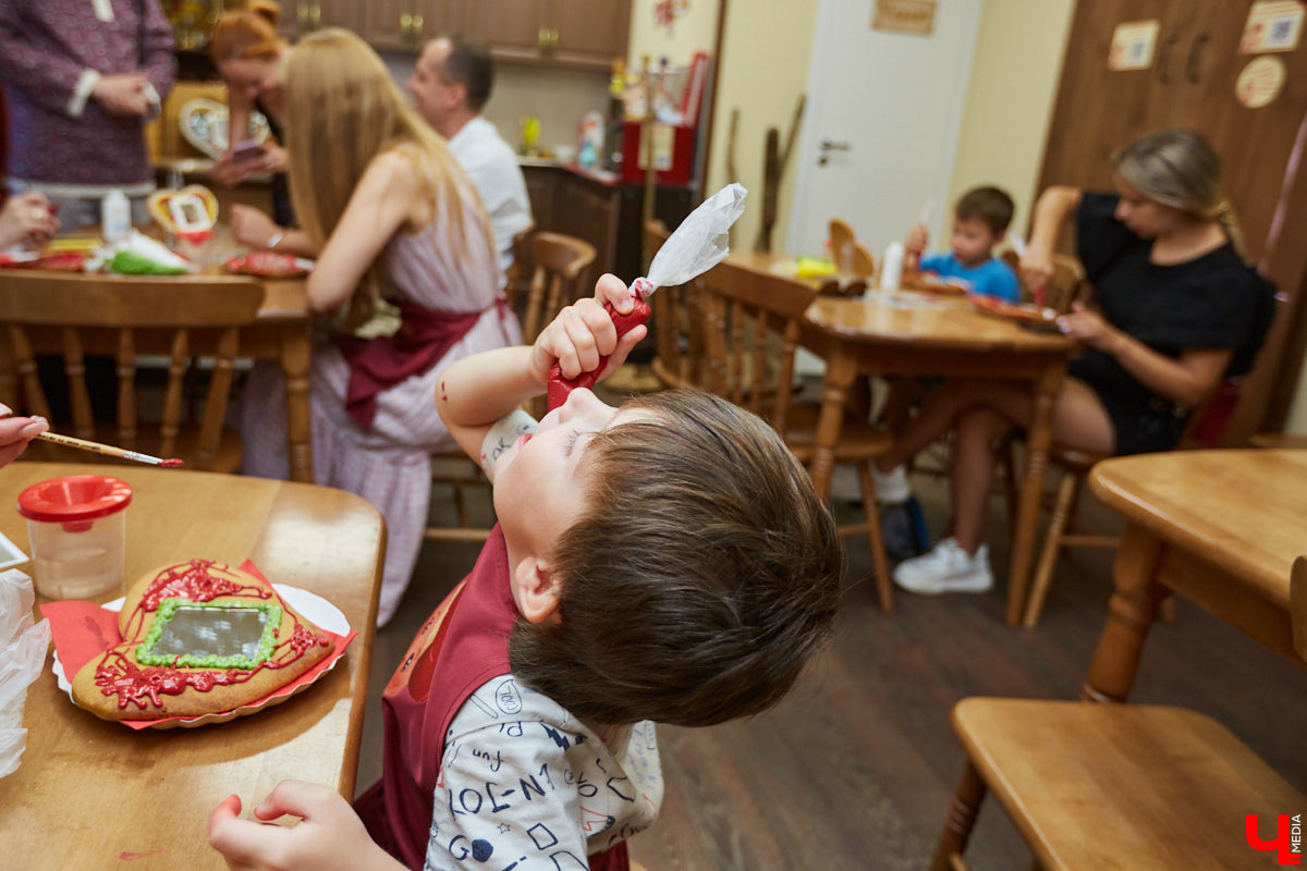 В честь Дня семьи, любви и верности «Дом пряника» запустил новый мастер-класс по росписи лицитарского сердца. Его оценят как дети, так и взрослые. «Ключ-Медиа» убедился в этом лично, создав традиционный хорватский пряник своими руками.