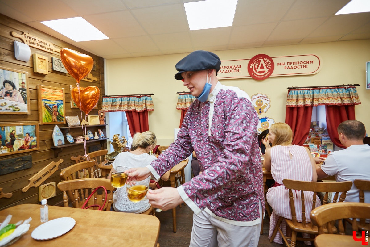 В честь Дня семьи, любви и верности «Дом пряника» запустил новый мастер-класс по росписи лицитарского сердца. Его оценят как дети, так и взрослые. «Ключ-Медиа» убедился в этом лично, создав традиционный хорватский пряник своими руками.