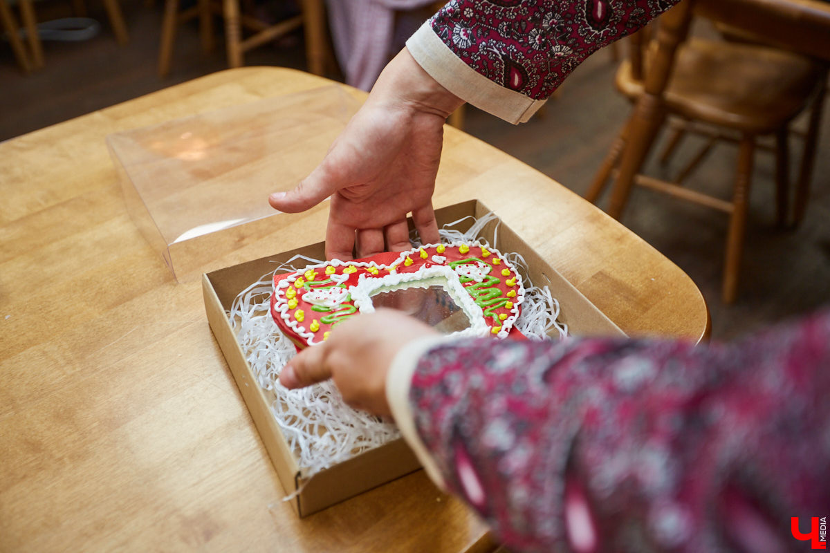 В честь Дня семьи, любви и верности «Дом пряника» запустил новый мастер-класс по росписи лицитарского сердца. Его оценят как дети, так и взрослые. «Ключ-Медиа» убедился в этом лично, создав традиционный хорватский пряник своими руками.