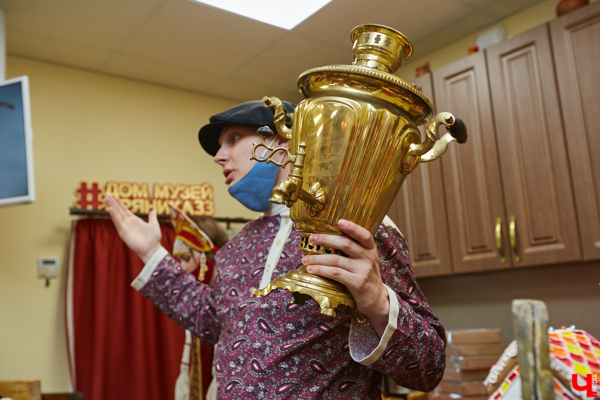 В честь Дня семьи, любви и верности «Дом пряника» запустил новый мастер-класс по росписи лицитарского сердца. Его оценят как дети, так и взрослые. «Ключ-Медиа» убедился в этом лично, создав традиционный хорватский пряник своими руками.