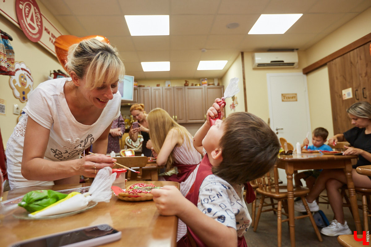 В честь Дня семьи, любви и верности «Дом пряника» запустил новый мастер-класс по росписи лицитарского сердца. Его оценят как дети, так и взрослые. «Ключ-Медиа» убедился в этом лично, создав традиционный хорватский пряник своими руками.