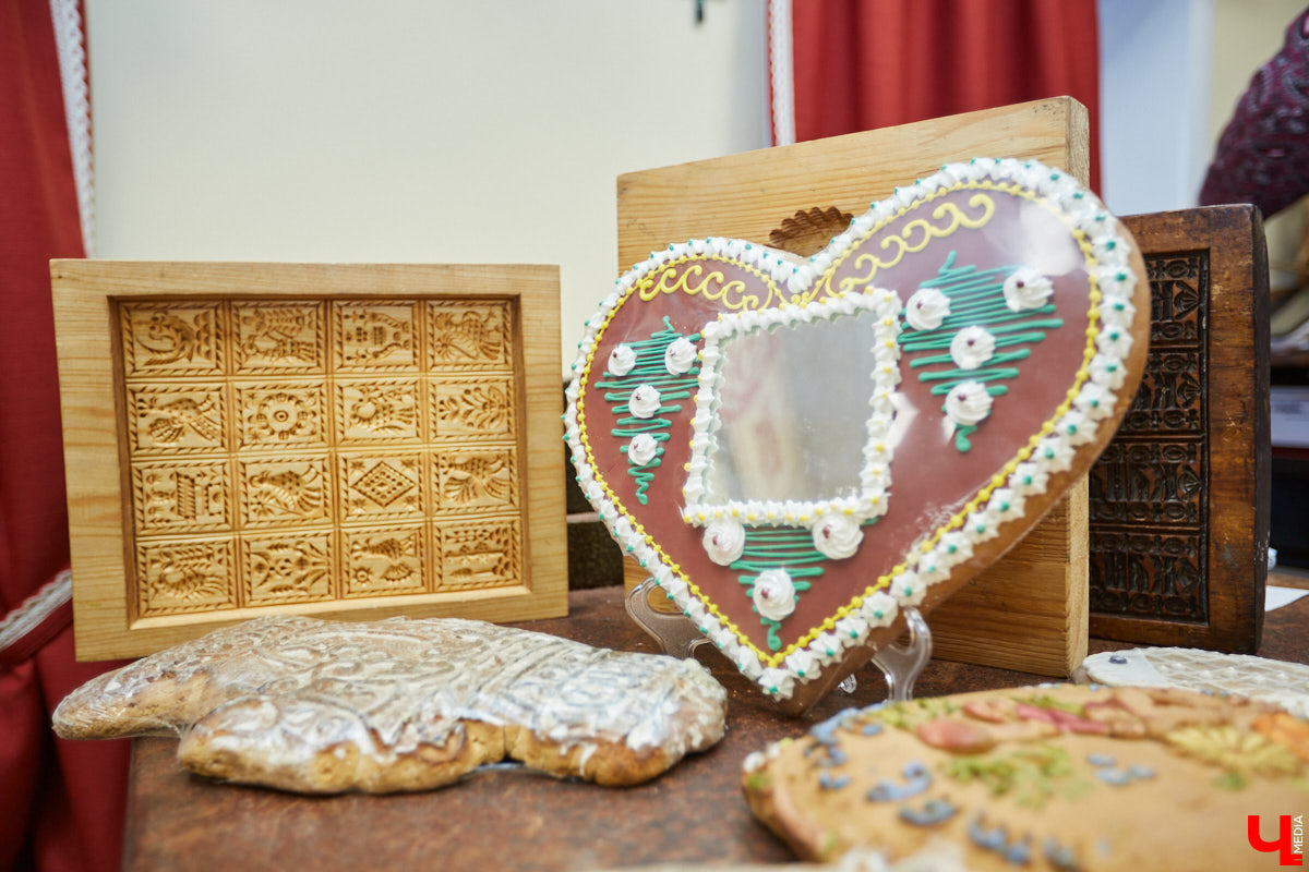 В честь Дня семьи, любви и верности «Дом пряника» запустил новый мастер-класс по росписи лицитарского сердца. Его оценят как дети, так и взрослые. «Ключ-Медиа» убедился в этом лично, создав традиционный хорватский пряник своими руками.