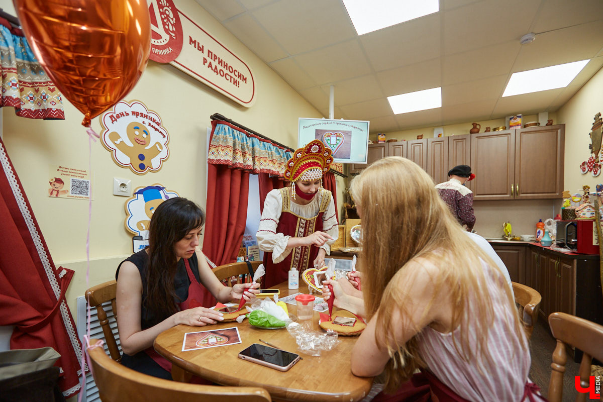 В честь Дня семьи, любви и верности «Дом пряника» запустил новый мастер-класс по росписи лицитарского сердца. Его оценят как дети, так и взрослые. «Ключ-Медиа» убедился в этом лично, создав традиционный хорватский пряник своими руками.