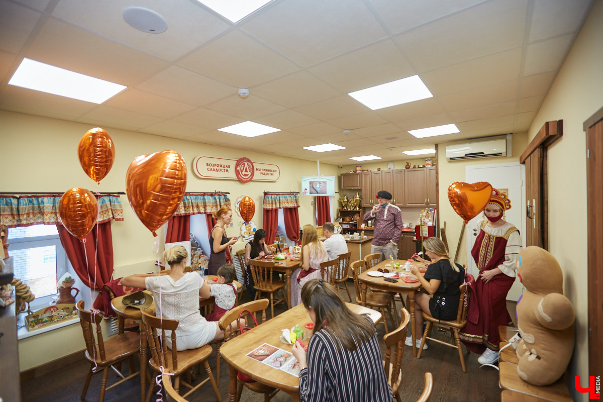 В честь Дня семьи, любви и верности «Дом пряника» запустил новый мастер-класс по росписи лицитарского сердца. Его оценят как дети, так и взрослые. «Ключ-Медиа» убедился в этом лично, создав традиционный хорватский пряник своими руками.