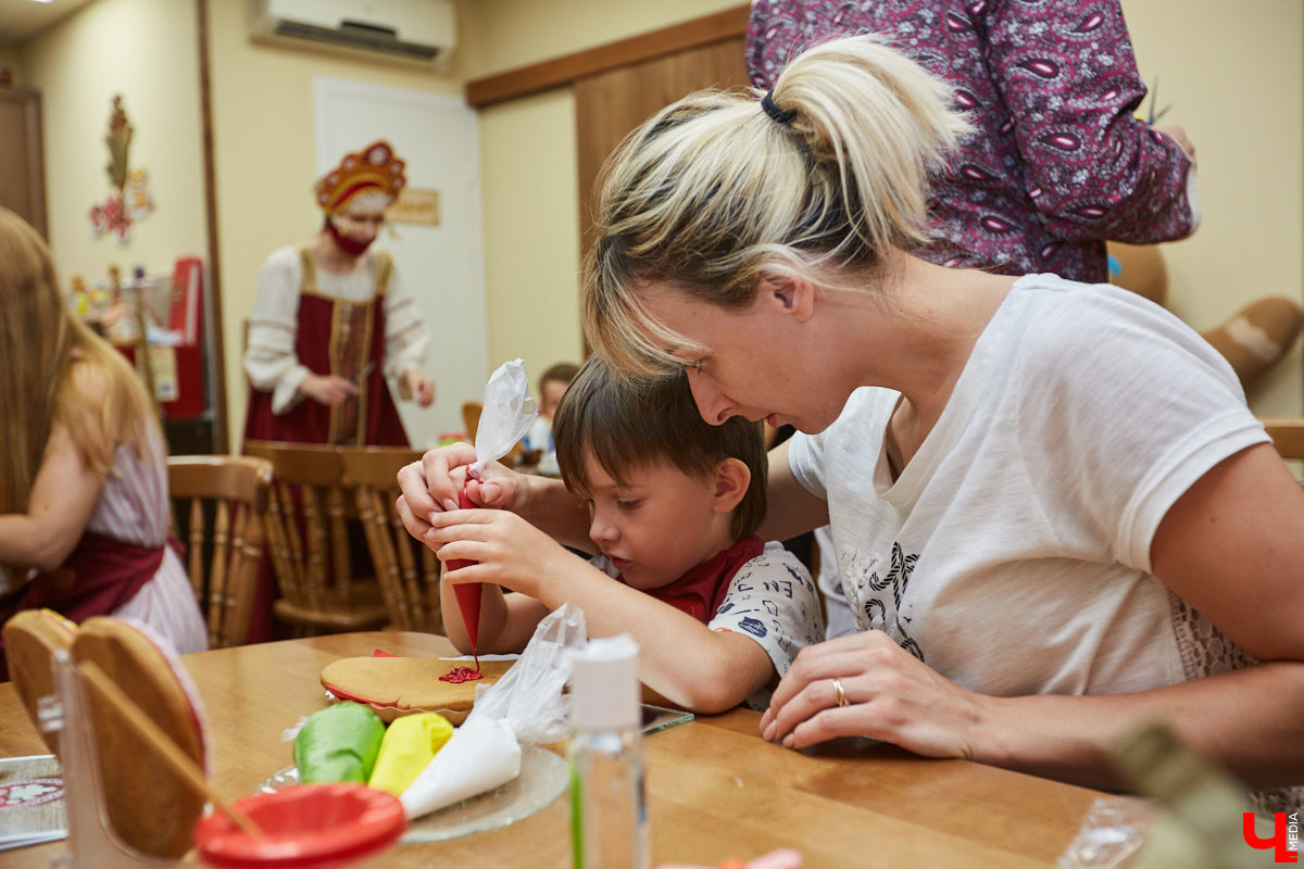 В честь Дня семьи, любви и верности «Дом пряника» запустил новый мастер-класс по росписи лицитарского сердца. Его оценят как дети, так и взрослые. «Ключ-Медиа» убедился в этом лично, создав традиционный хорватский пряник своими руками.