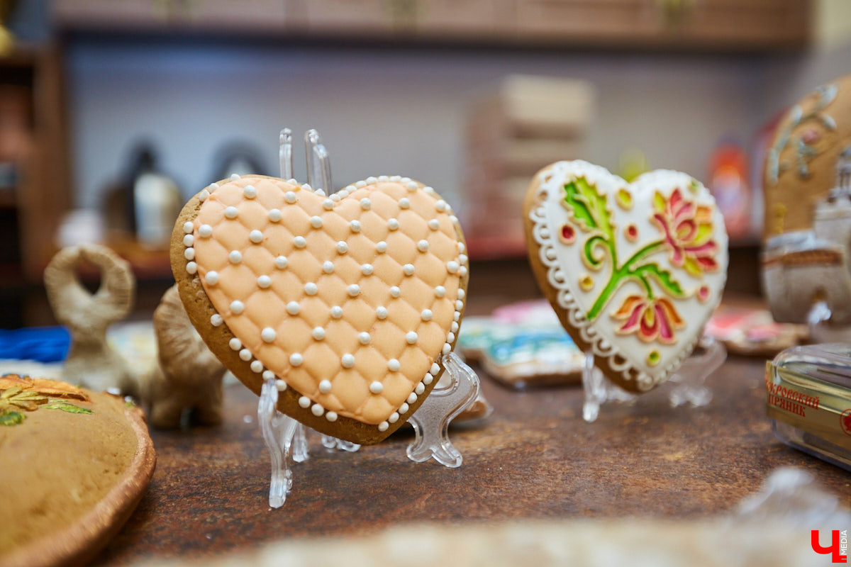 В честь Дня семьи, любви и верности «Дом пряника» запустил новый мастер-класс по росписи лицитарского сердца. Его оценят как дети, так и взрослые. «Ключ-Медиа» убедился в этом лично, создав традиционный хорватский пряник своими руками.