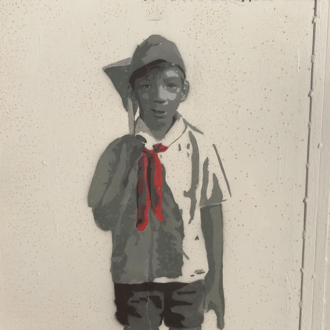 Уличный художник Мишкин вновь задаёт актуальные вопросы, одновременно радуя владимирцев новыми арт-объектами. На этот раз на территории центрального пляжа из-под руки мастера сошел знаменитый мальчик с сачком из фильма «Добро пожаловать, или Посторонним вход воспрещён».