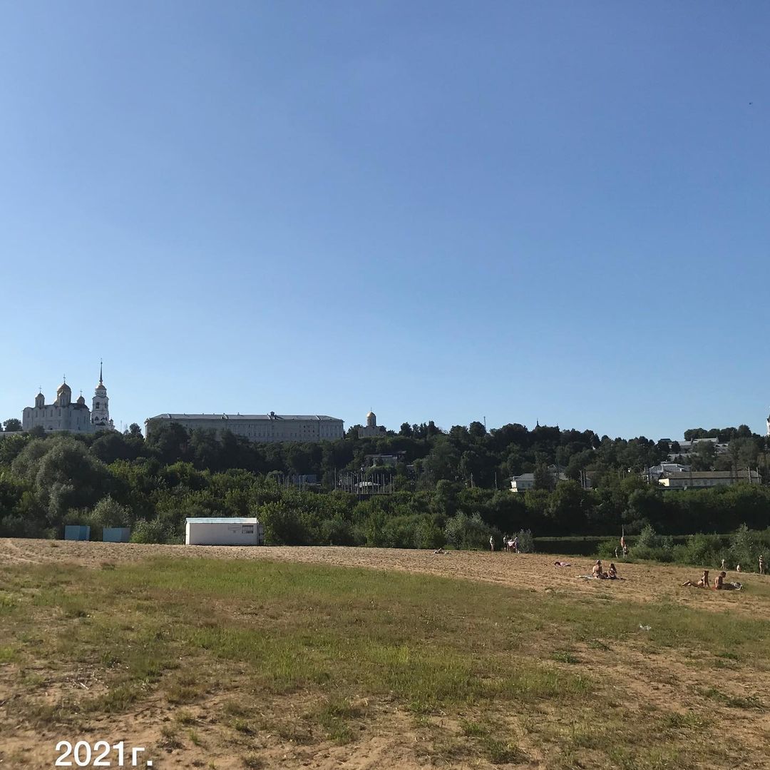 Уличный художник Мишкин вновь задаёт актуальные вопросы, одновременно радуя владимирцев новыми арт-объектами. На этот раз на территории центрального пляжа из-под руки мастера сошел знаменитый мальчик с сачком из фильма «Добро пожаловать, или Посторонним вход воспрещён».
