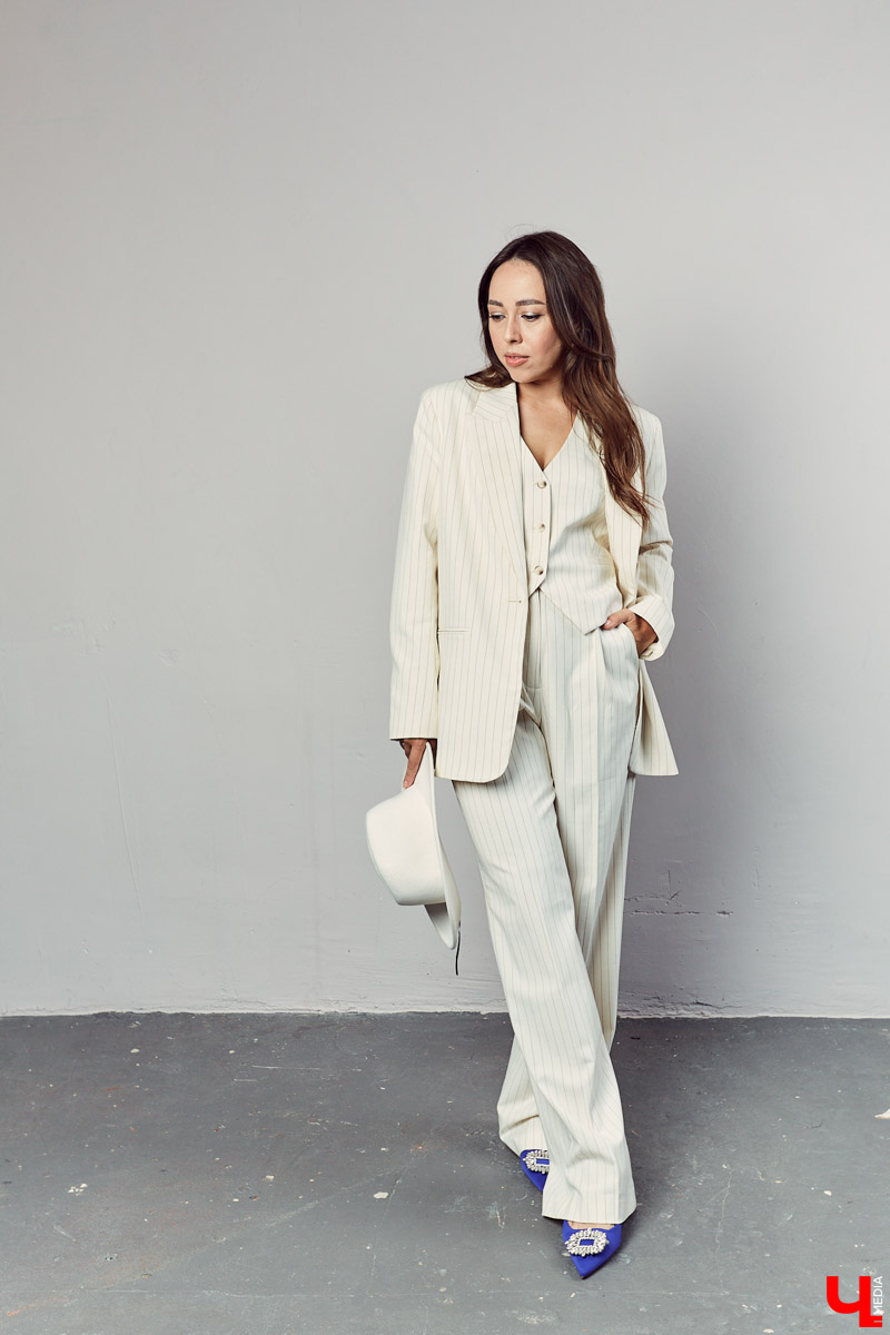 Как одевается стилист? Заглядываем в гардероб к Яне Хисматулиной — владимирскому имиджмейкеру, которая училась у многих известных персон, в том числе, Александра Рогова и Карины Нигай, и теперь умеет создавать образы с перчинкой.