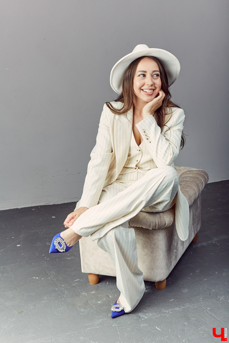 Как одевается стилист? Заглядываем в гардероб к Яне Хисматулиной — владимирскому имиджмейкеру, которая училась у многих известных персон, в том числе, Александра Рогова и Карины Нигай, и теперь умеет создавать образы с перчинкой.